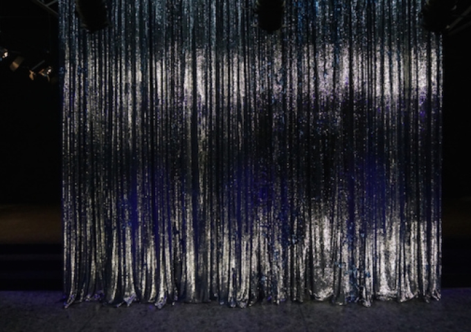 Vorhang aus der Installation Moving Backwards von Pauline Boudry und Renate Lorenz auf der Venedig-Biennale 2019
