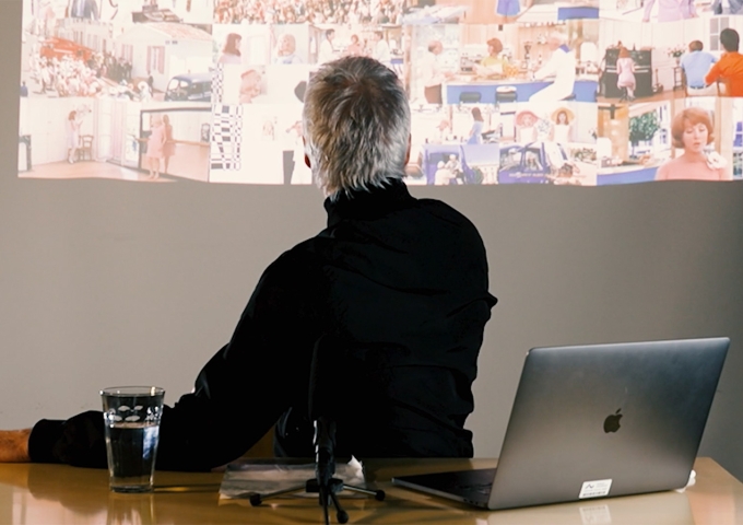 Person schaut auf projiziertes Computerbild an der Wand