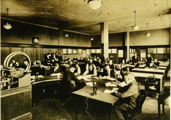 Employees of the «Detroit News» telegraphing messages, 1918. Image source: https://www.flickr.com/photos/internetarchivebookimages/14591278788/